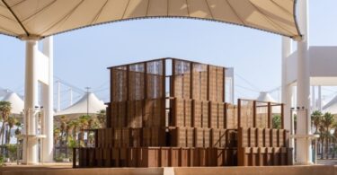 Инсталляция на улице под крышей AlMusalla – On Weaving