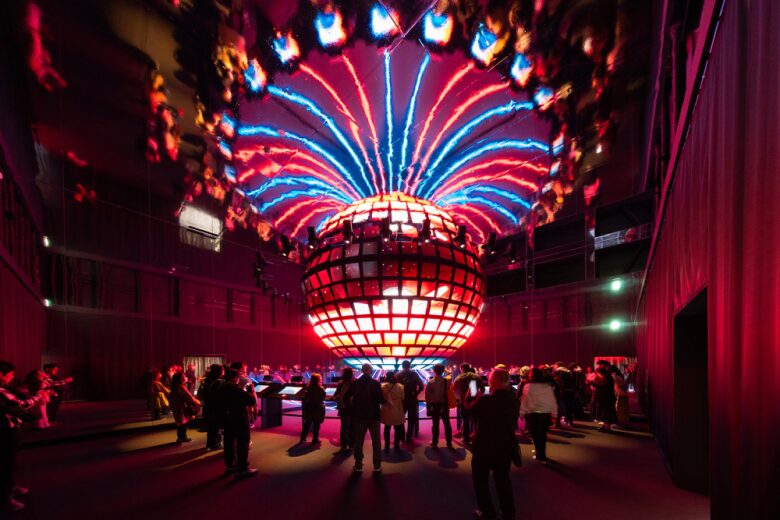 Интерактивная инсталляция с огненным диском Luxembourg pavilion at Expo 2025