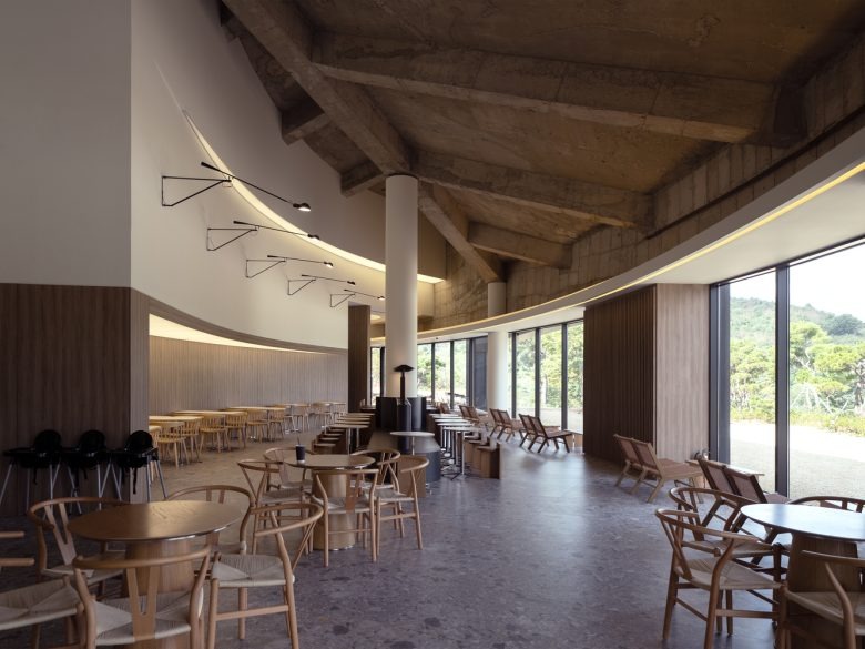 Интерьер кафе с панорамными окнами и деревянной мебелью Tan Mok Won