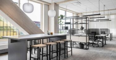 Интерьер офиса с деревянными балками Fyrtornet High-Rise Building