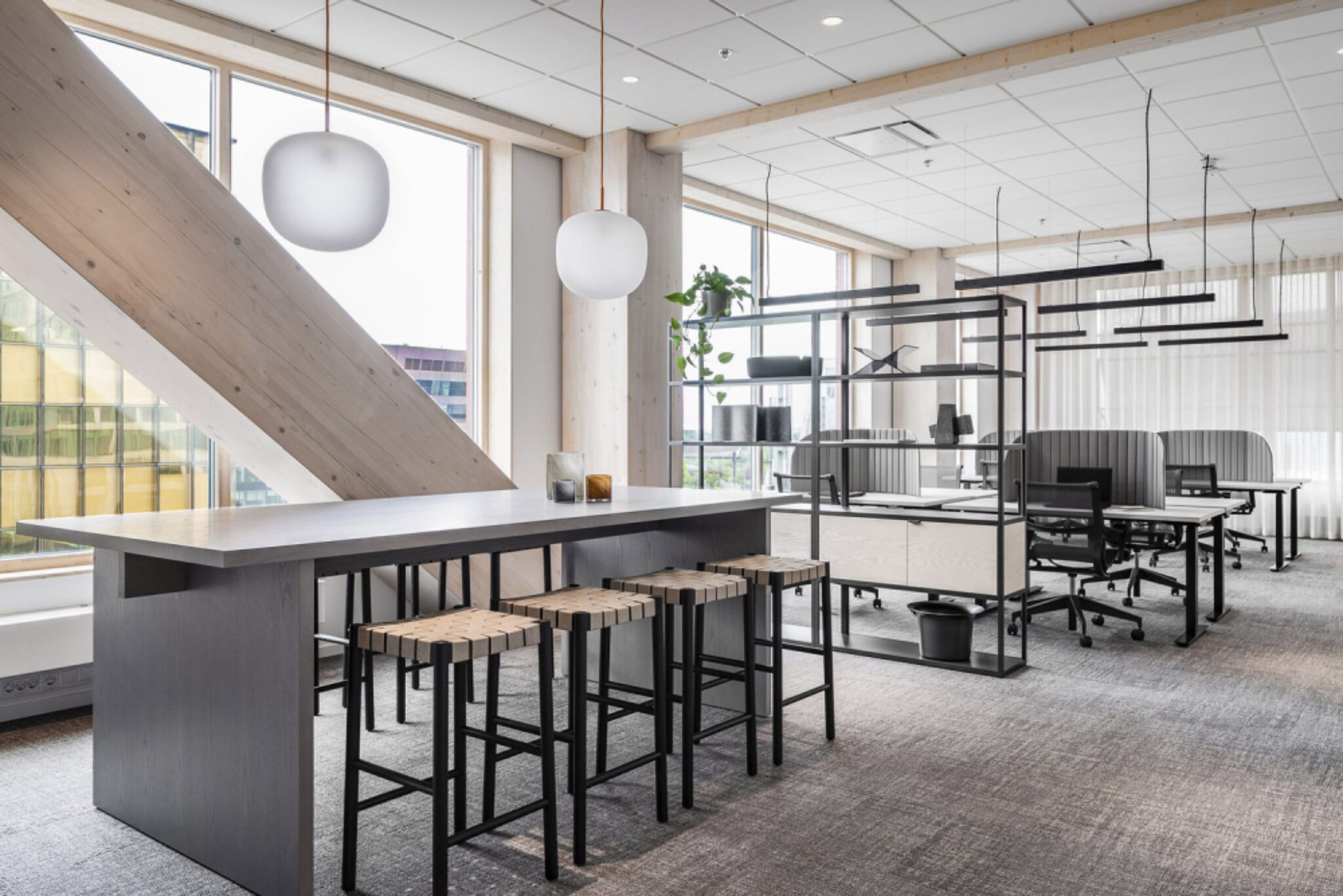 Интерьер офиса с деревянными балками Fyrtornet High-Rise Building