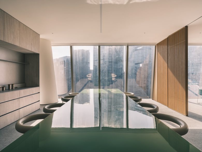 Интерьер офиса с панорамными окнами и видом на город Wangchao Center Office