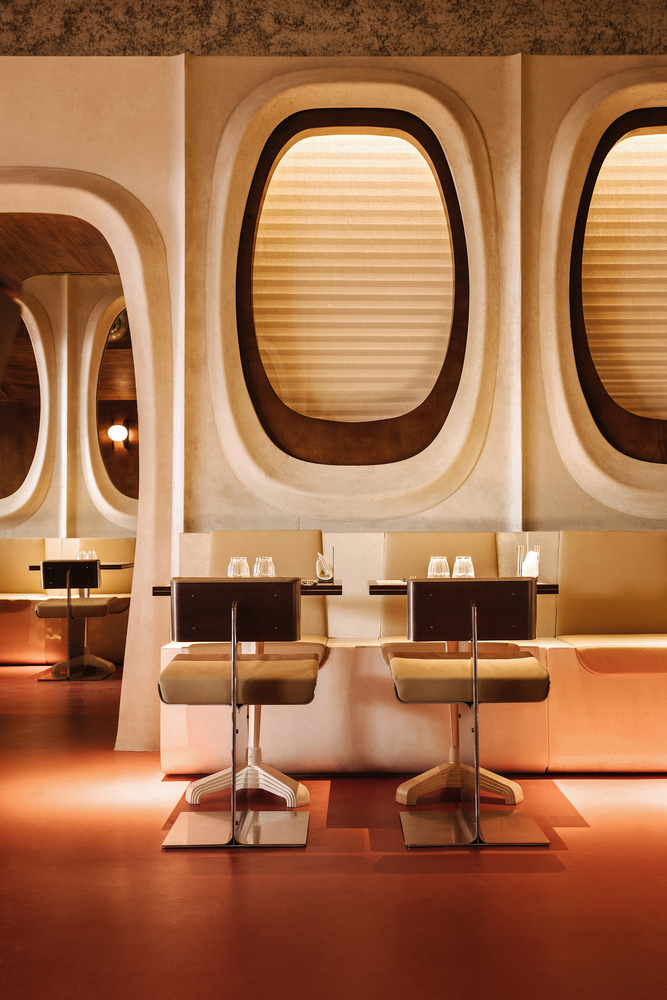 Интерьер ресторана PNY Grenoble с зеркальными нишами