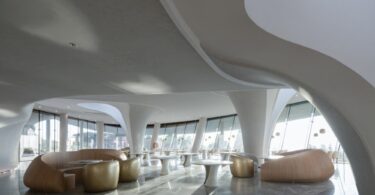 Интерьер ресторана с плавными формами Longquan Mountain Observatory BUZZ