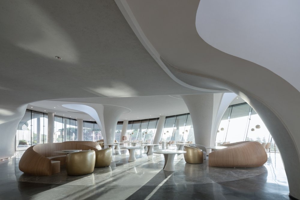 Интерьер ресторана с плавными формами Longquan Mountain Observatory BUZZ
