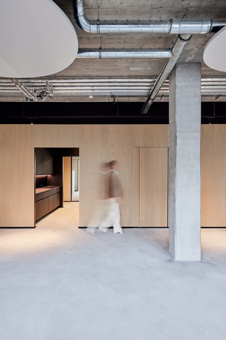 Интерьер с бетонной колонной и деревянной стеной Creditreform Offices