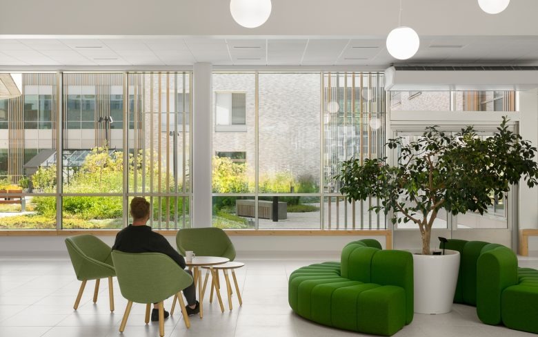 Лаунч зона со столиками и креслами Tampere Psychiatric Clinic