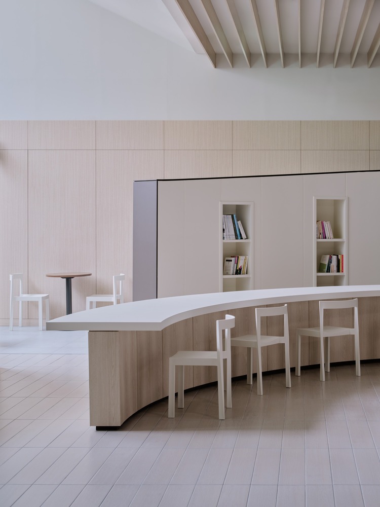 Интерьер с изогнутым столом KEPCO Community Lounge