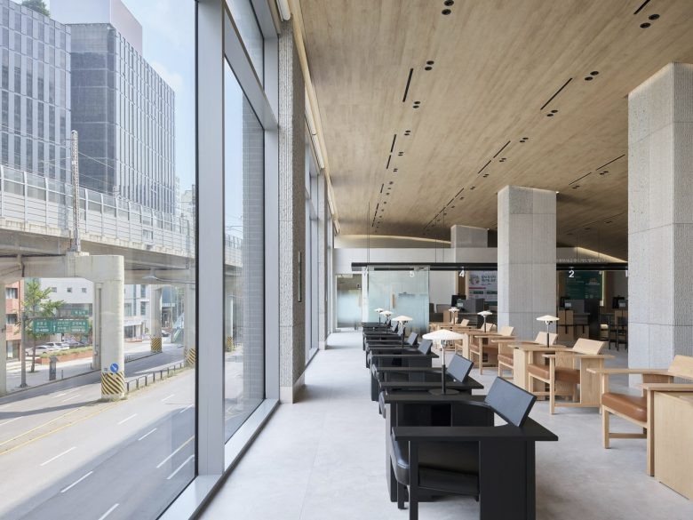 Интерьер с панорамными окнами Hana Bank