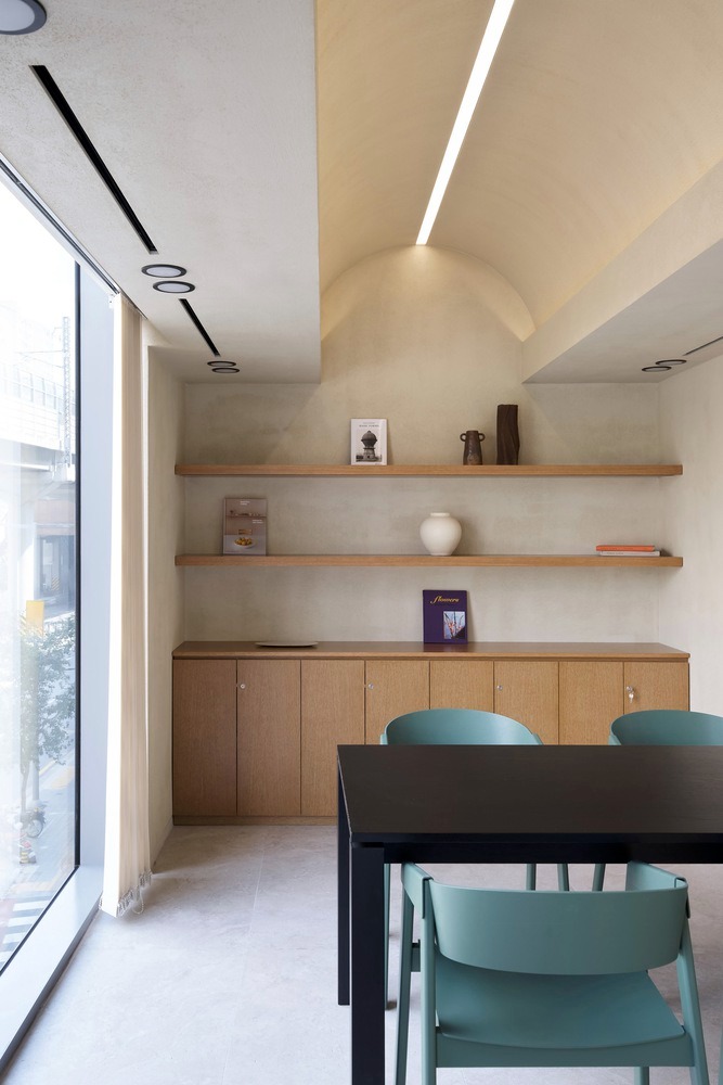 Интерьер с полками Hana Bank