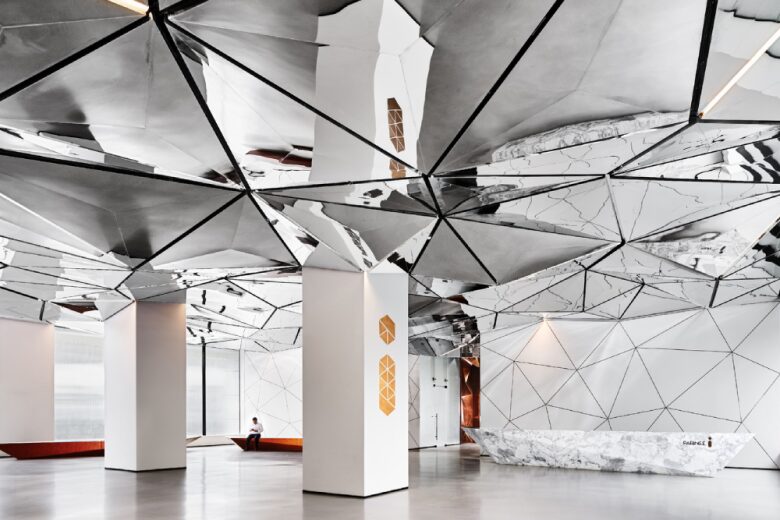 Интерьер со стеклянным потолком Parinee I Lobby