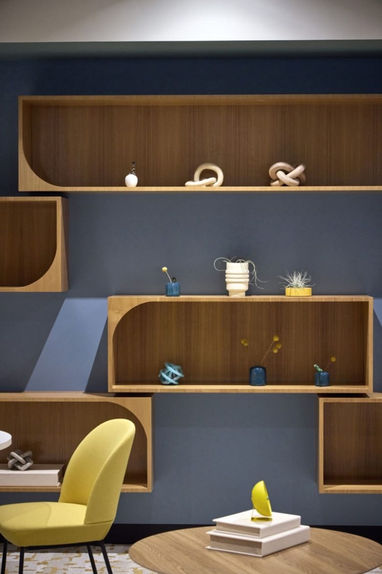 Интерьерные полки у стены Robert Half Offices