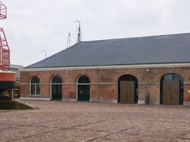 Историческое кирпичное здание с арочными окнами Den Helder City Hall