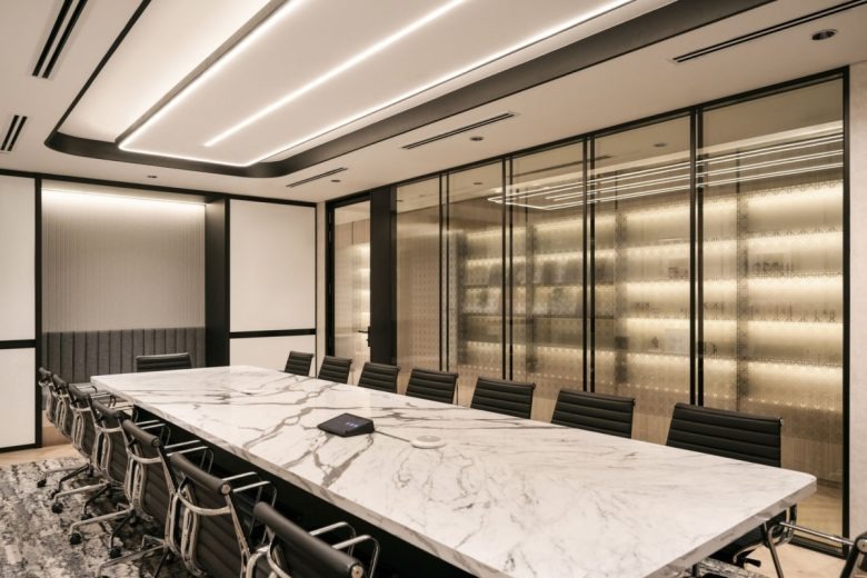 Кабинет для совещаний с длинным столом LVMH SSEA Offices