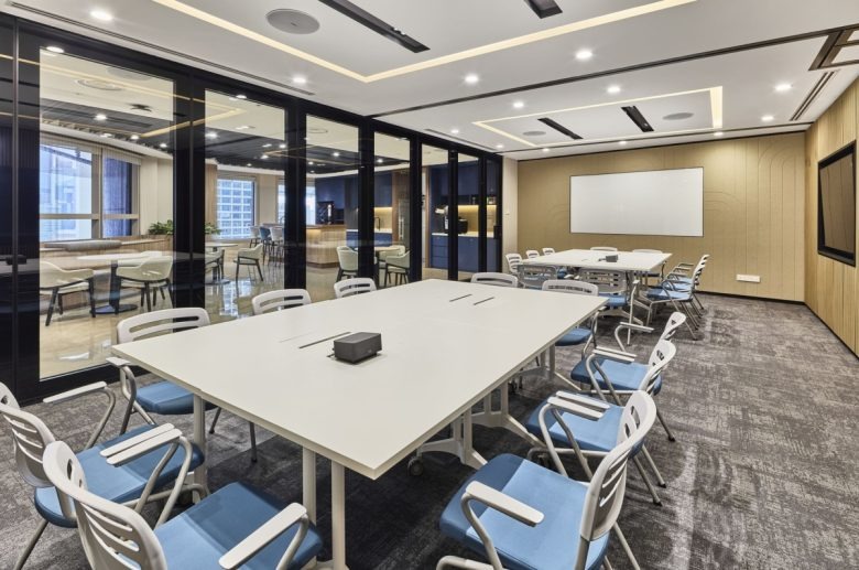 Кабинет для совещаний с экраном Confidential Global Insurance Company Offices