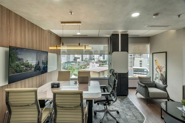 Кабинет рабочий с большим столом и креслами Indika Nature Offices