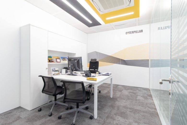 Кабинет руководителя с фирменной графикой Caterpillar Offices