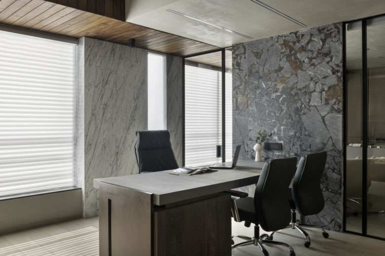 Кабинет руководителя с каменной стеной Vin Foods Offices