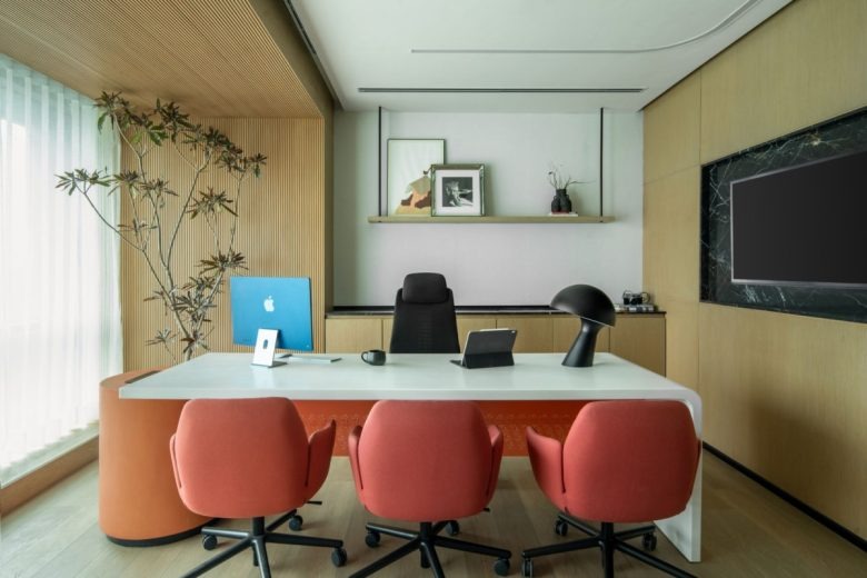 Кабинет руководителя с рабочим столом Confidential Client Offices