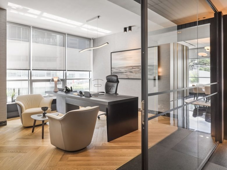 Кабинет руководителя с рабочим столом и зоной для гостей Ashan Yemek Offices