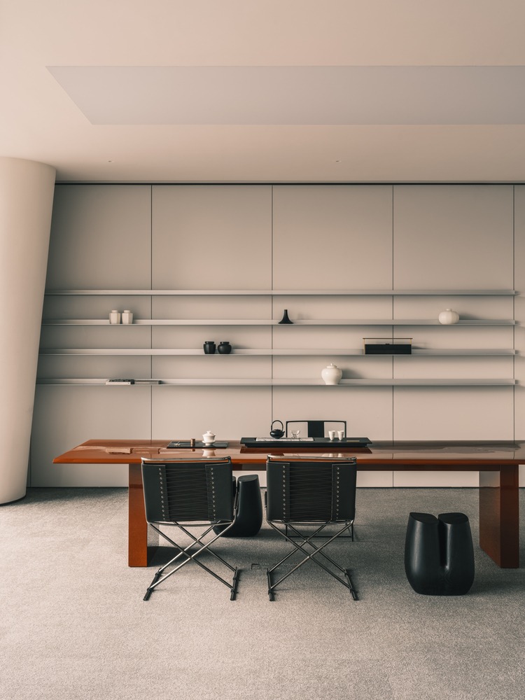 Кабинет с длинным коричневым столом и черными креслами Wangchao Center Office