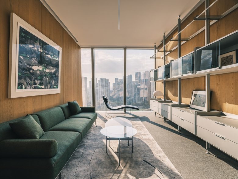 Кабинет с длинным темным диваном Wangchao Center Office