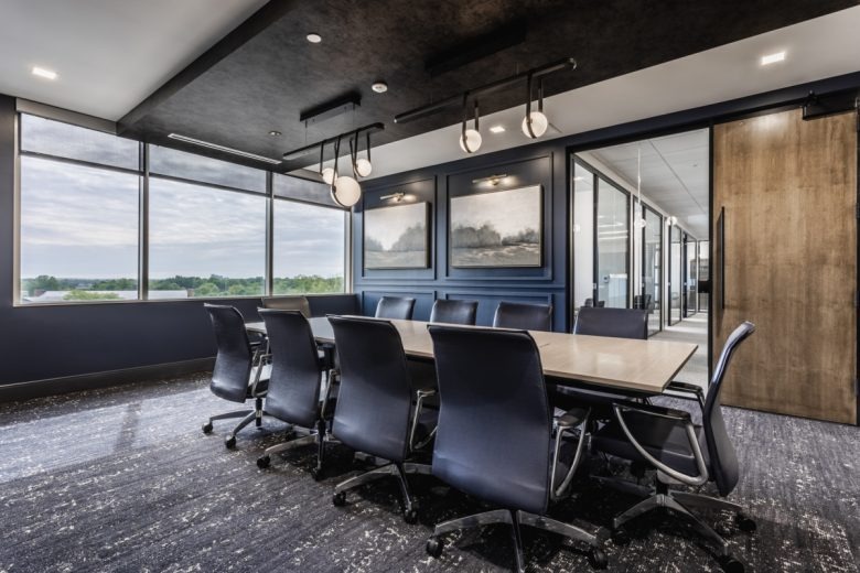 Кабинет совещаний с длинным столом Old National Bank Offices