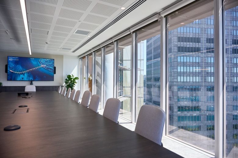 Кабинет совещаний с длинным столом и фасадными окнами Channel Capital Sydney Office
