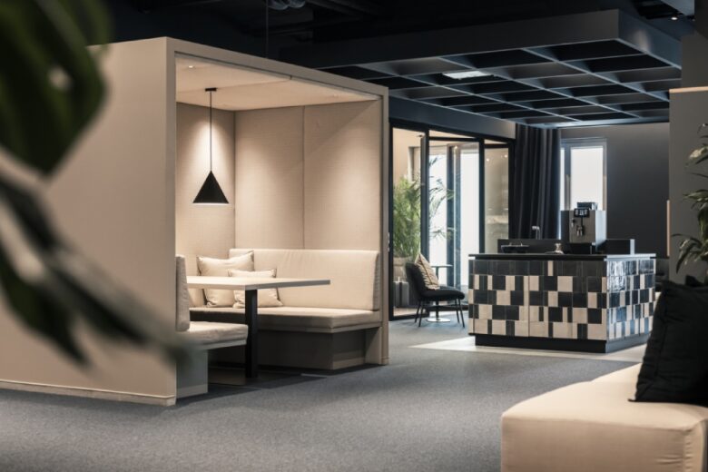 Кабинка с диванчиками и столиком ADDITIVE headquarters