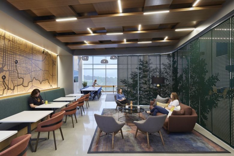 Кафе-лаунж с банкеткой, настенной картой и перфорированной перегородкой Office