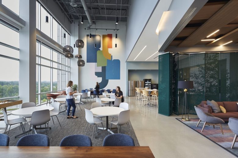 Кафе-зона у панорамных окон с арт-панно и столиками Office