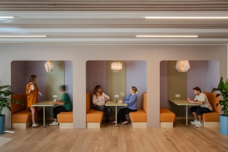 Капсульные зоны для общения с диванами Ørsted office