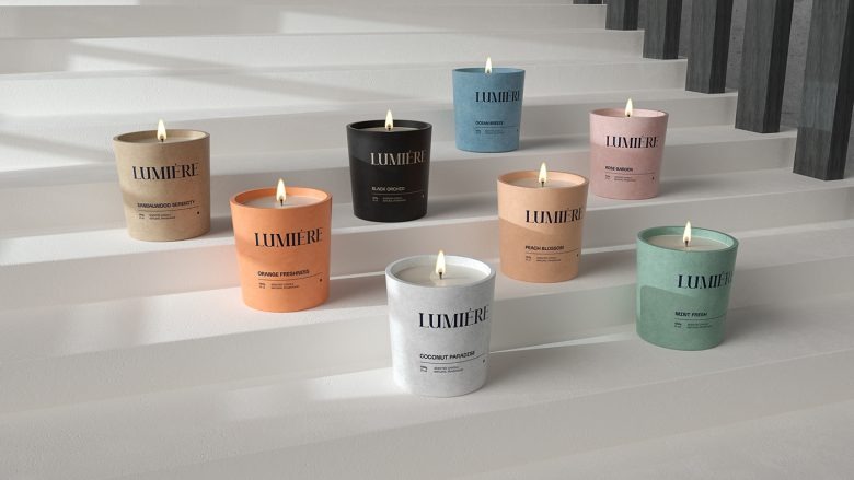 Коллекция зажженных свечей на ступенях LUMIÉRE