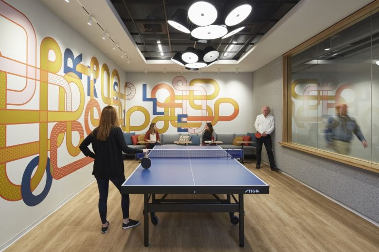Комната настольного тенниса с ярким граффити на стенах Office
