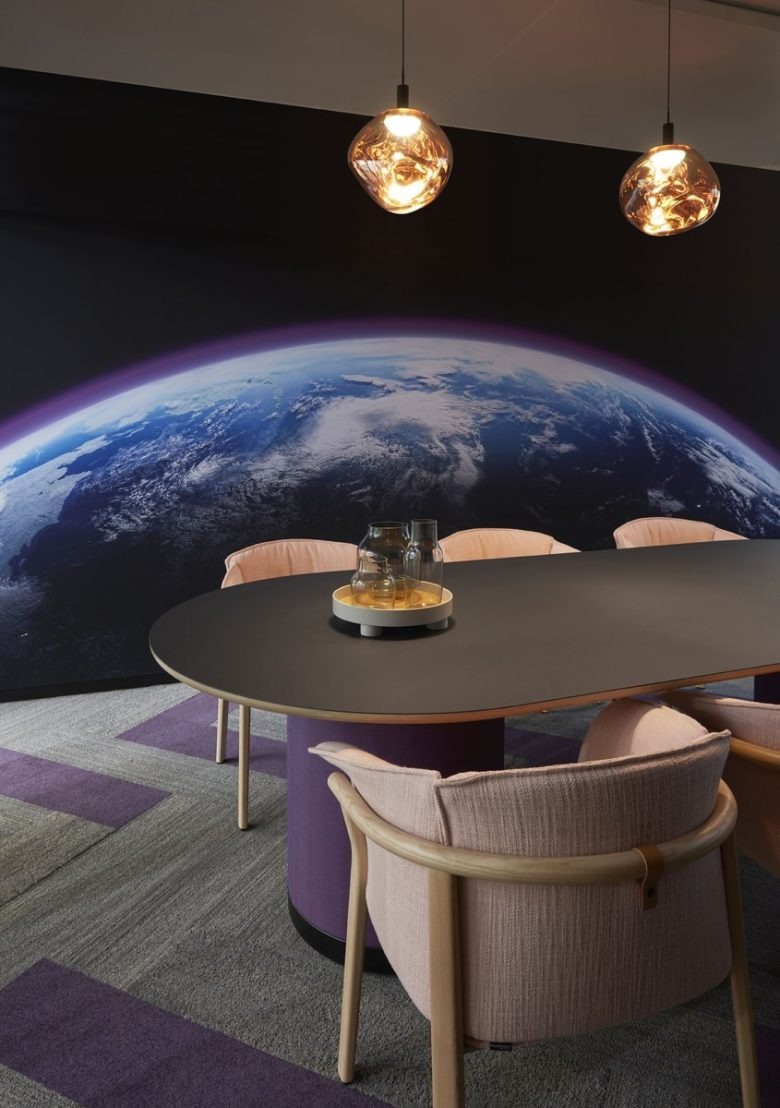 Комната отдыха со столом и креслами Confidential Reinsurance Company Offices