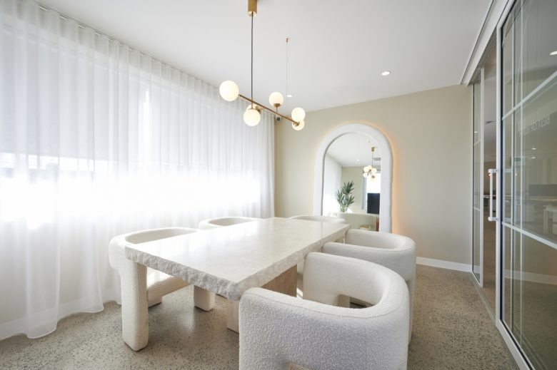 Комната с белым каменным столом и креслами White Fox Offices