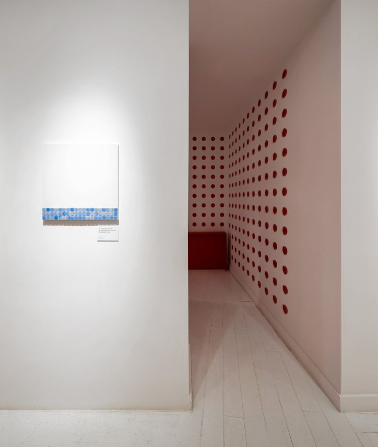 Комната с белыми стенами и точками Laconicum’s Museum of Everyday Pleasures