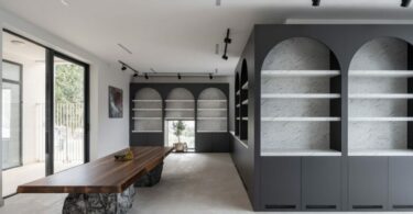 Комната со шкафами и длинным столом House of Olives