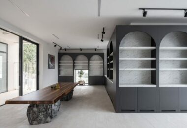 Комната со шкафами и длинным столом House of Olives