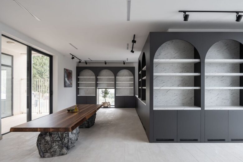 Комната со шкафами и длинным столом House of Olives