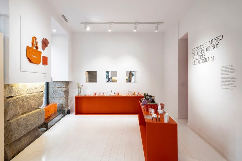 Комната со столами оранжевыми и продукцией Laconicum’s Museum of Everyday Pleasures