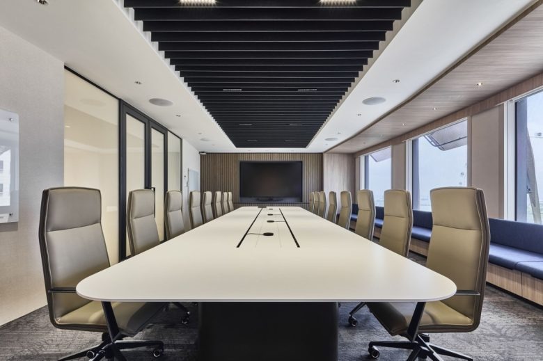 Комната совещаний с длинным столом Confidential Global Insurance Company Offices