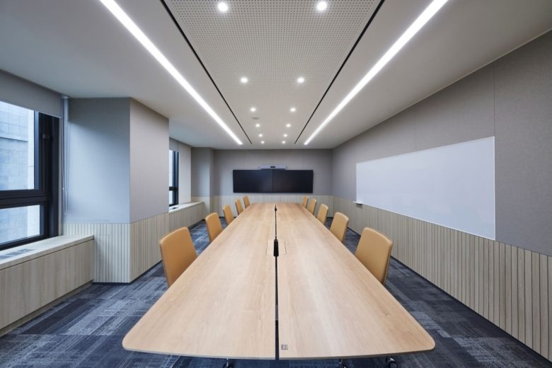 Комната совещаний с длинным столом RWE Offices