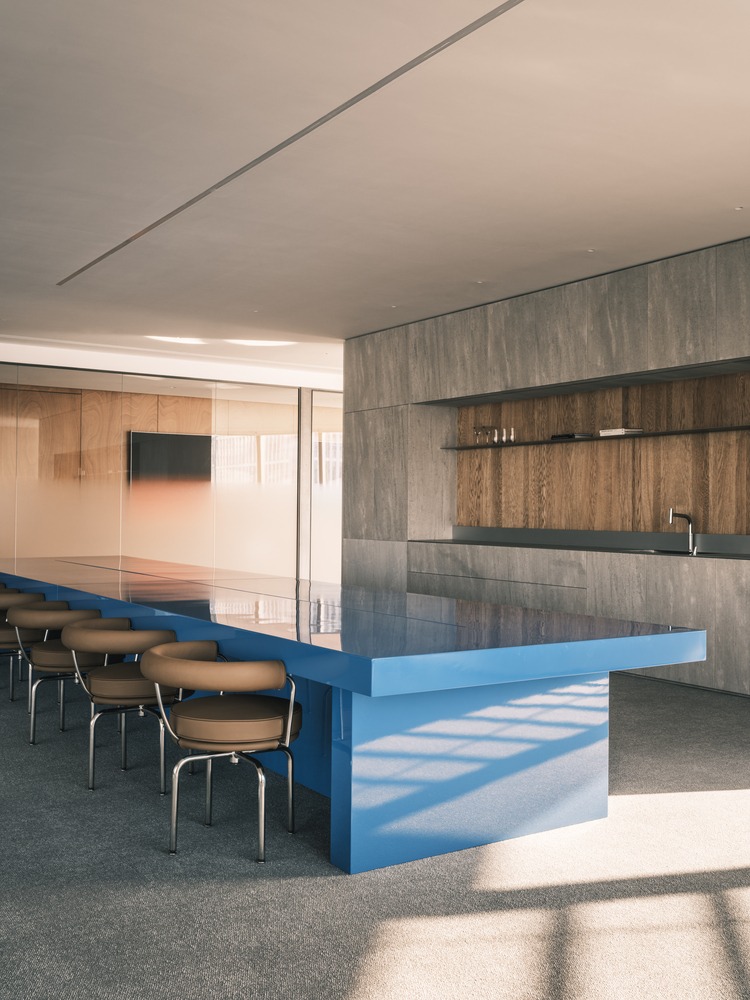 Комната совещаний с голубым столом и бежевыми креслами Wangchao Center Office