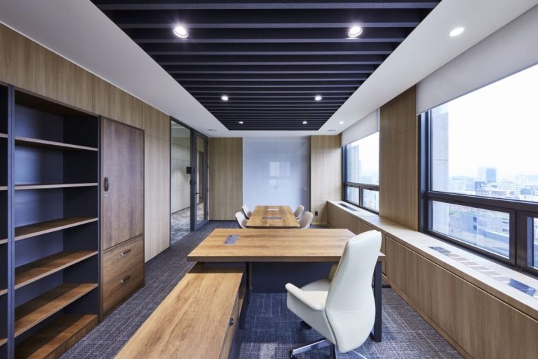 Комната совещаний со столами RWE Offices