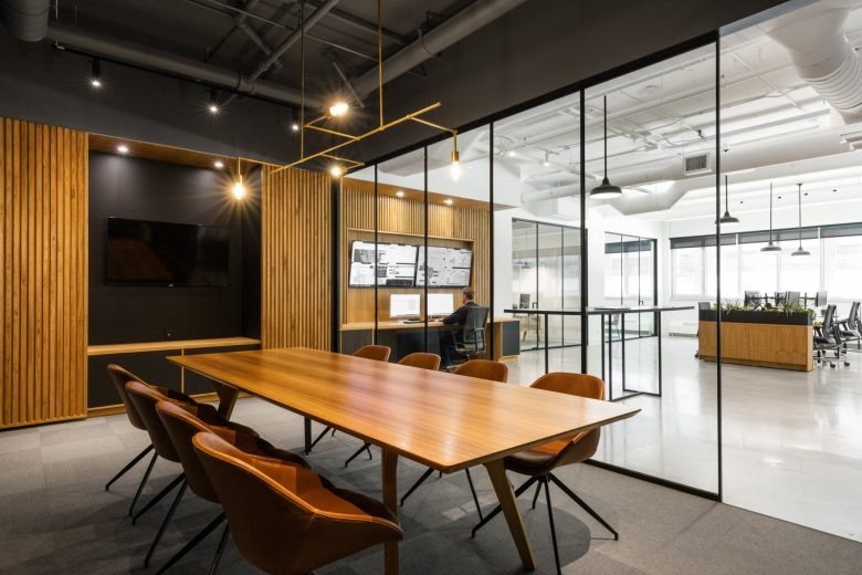 Комната совещаний со столом TEC Energy office