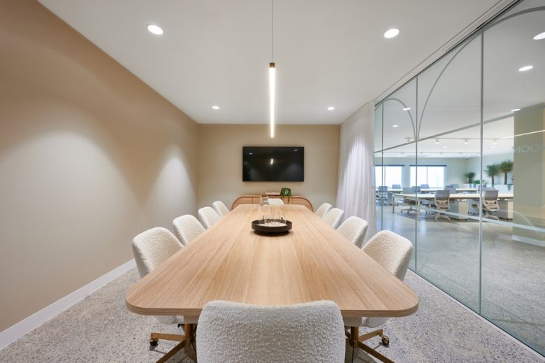 Комната совещаний со столом и мягкими белыми креслами White Fox Offices