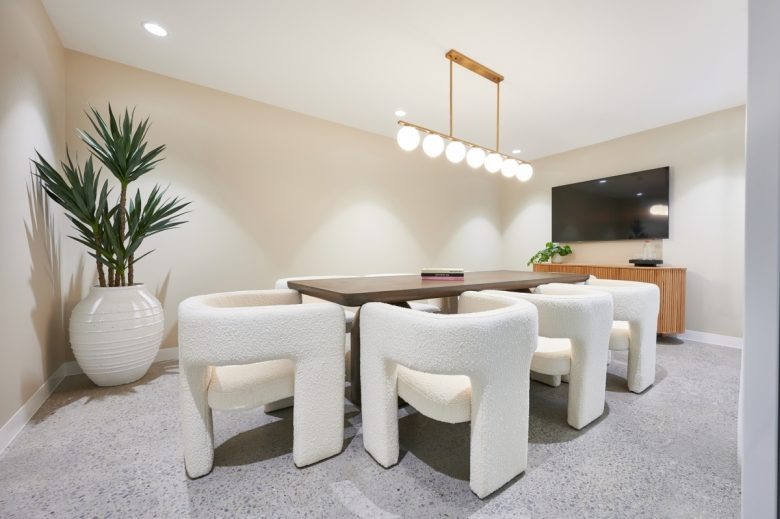 Комната совещаний со столом и мягкими креслами White Fox Offices