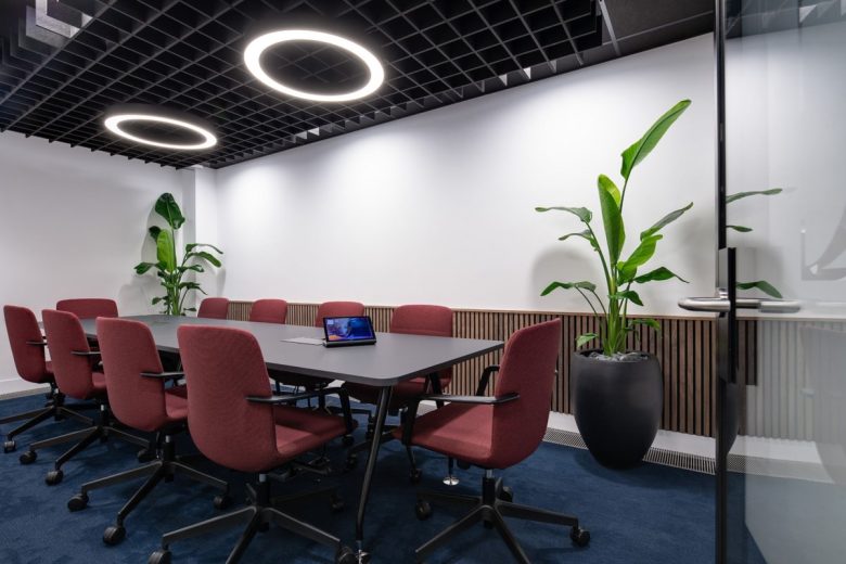 Комната для встреч с кольцевыми светильниками Paris Smith