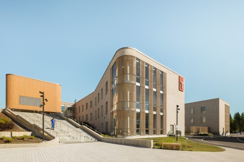 Комплекс зданий с наружной лестницей и дорожками Tampere Psychiatric Clinic